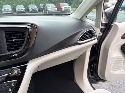 Used 2017 Chrysler Pacifica LX FWD image 30