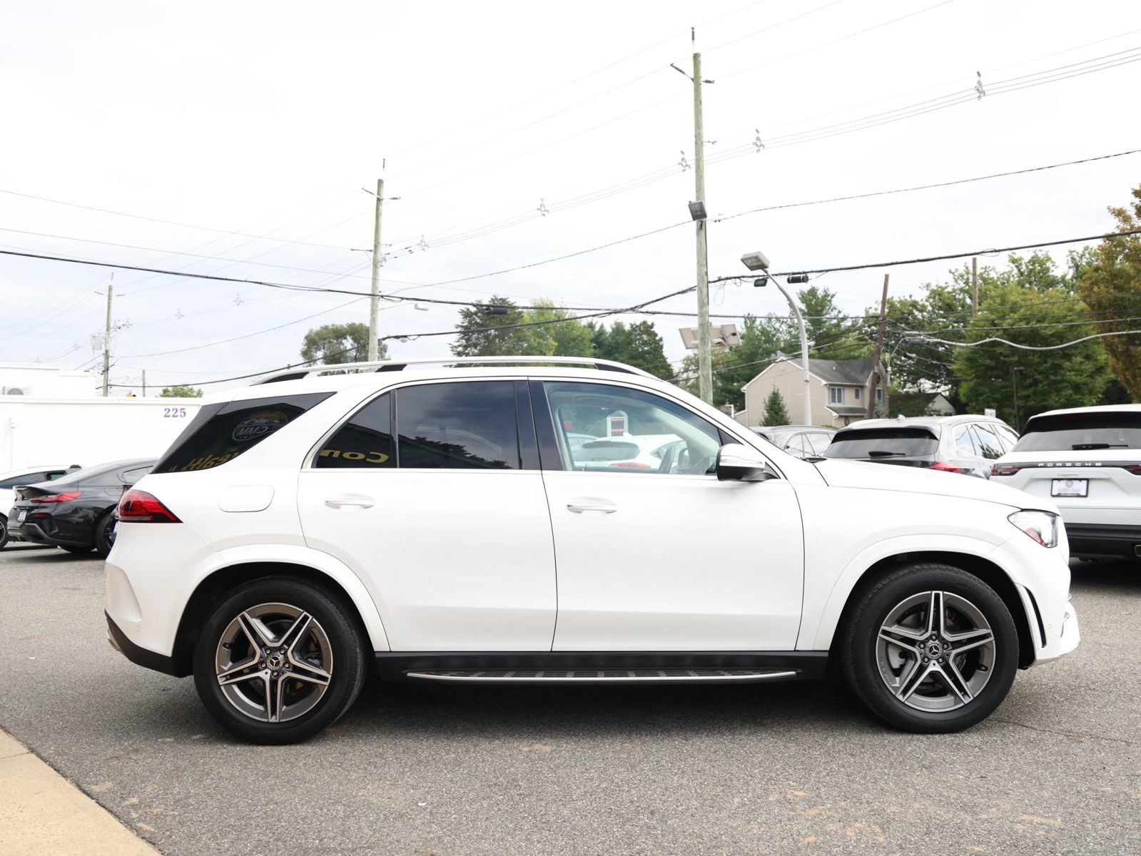 Used 2022 Mercedes-Benz GLE 350 4MATIC w/ AMG Line Exterior image 4