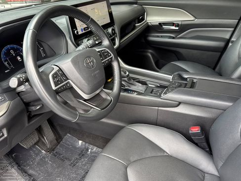 Certified 2025 Toyota Grand Highlander FWD image 12