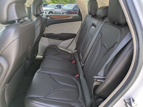 Used 2019 Lincoln MKC Select w/ Select Plus Package FWD image 12