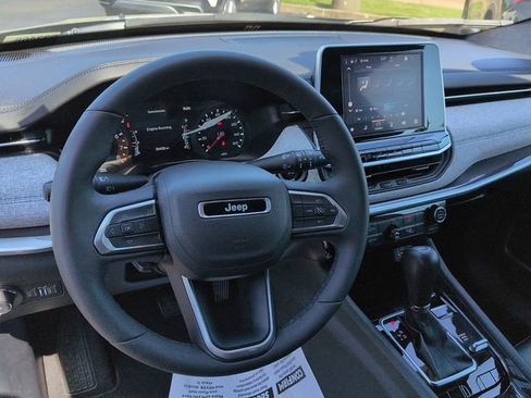 Used 2025 Jeep Compass Latitude AWD/4WD image 13