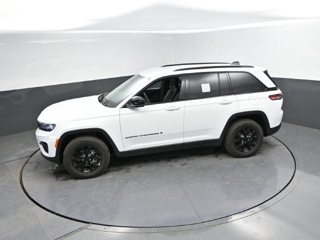 Used 2025 Jeep Grand Cherokee Altitude AWD/4WD image 41