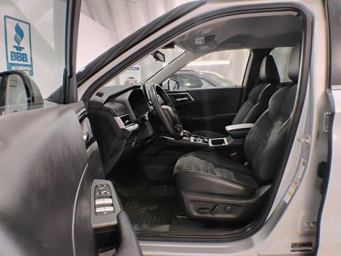 Used 2023 Mitsubishi Outlander SE image 53