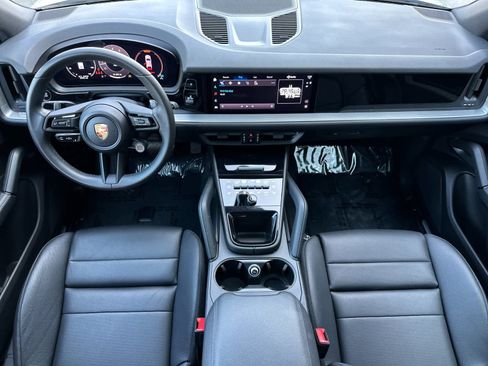 Used 2025 Porsche Cayenne image 6