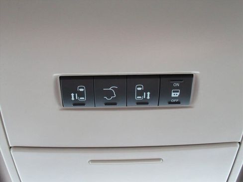 Used 2016 Chrysler Town & Country Touring image 24