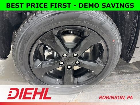 New 2025 Jeep Grand Cherokee L Limited w/ Black Appearance Package AWD/4WD image 8