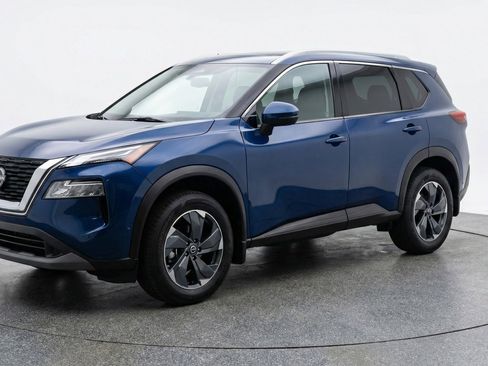 Used 2025 Nissan Rogue SV image 3