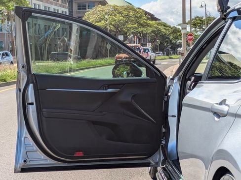 Used 2021 Toyota Camry SE FWD image 9