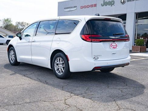 New 2026 Chrysler Pacifica Select image 3