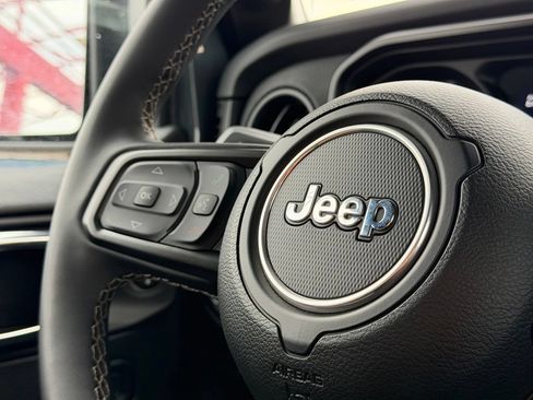 Used 2025 Jeep Gladiator Rubicon AWD/4WD image 17