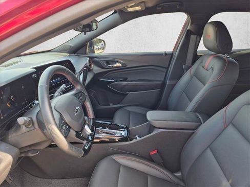 Used 2025 Chevrolet Trax RS FWD image 11