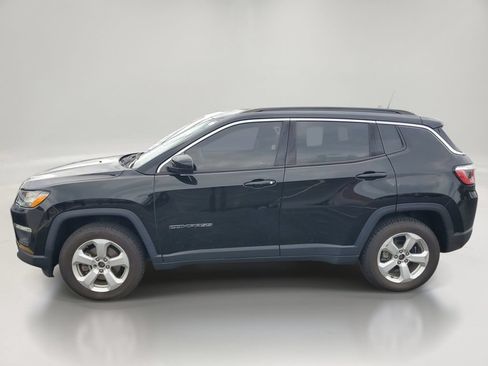 Used 2017 Jeep Compass Latitude w/ Popular Equipment Group AWD/4WD image 3