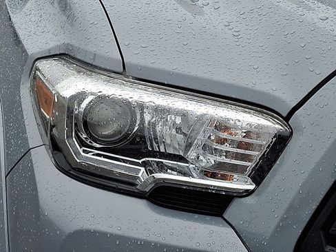 Used 2021 Toyota Tacoma TRD Sport image 9