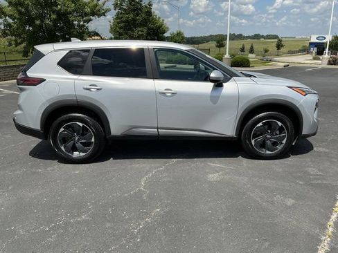 Used 2024 Nissan Rogue SV AWD/4WD image 3