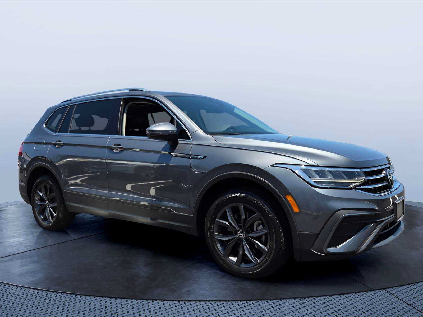 Used 2023 Volkswagen Tiguan SE w/ Panoramic Sunroof Package AWD/4WD image 1