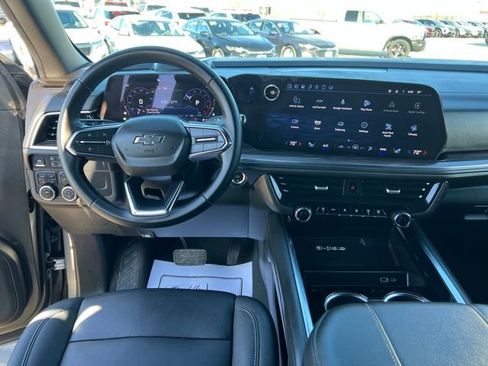 Used 2025 Chevrolet Suburban Z71 image 23