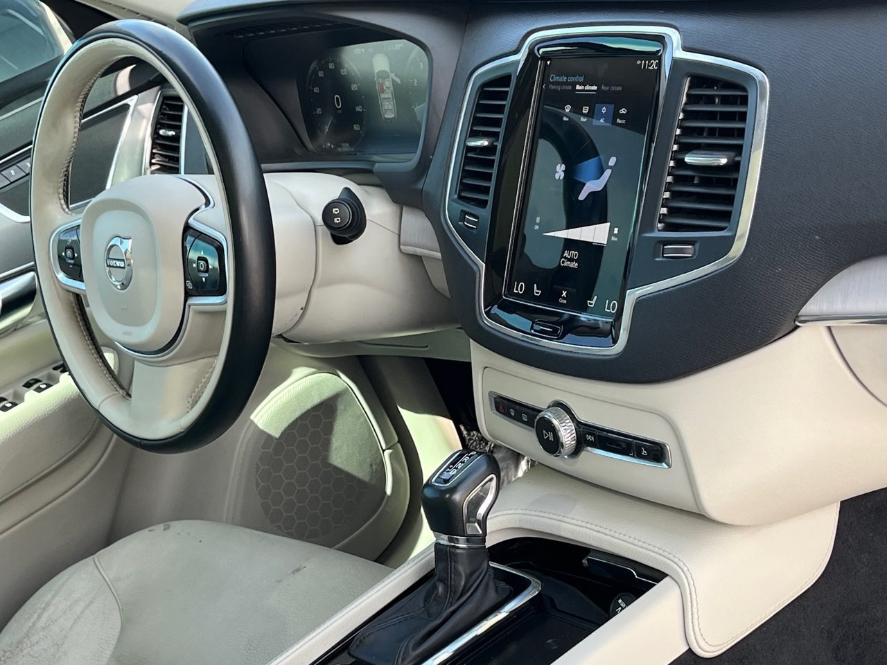 Used 2022 Volvo XC90 T5 Momentum AWD/4WD image 9