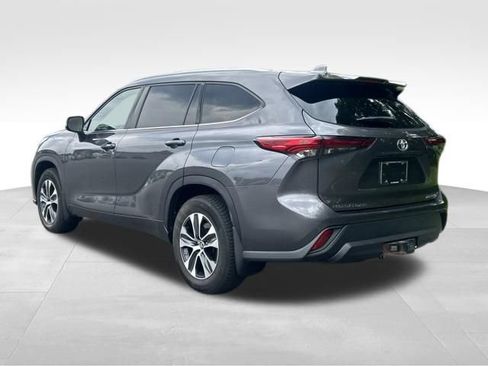 Used 2021 Toyota Highlander XLE AWD/4WD image 3