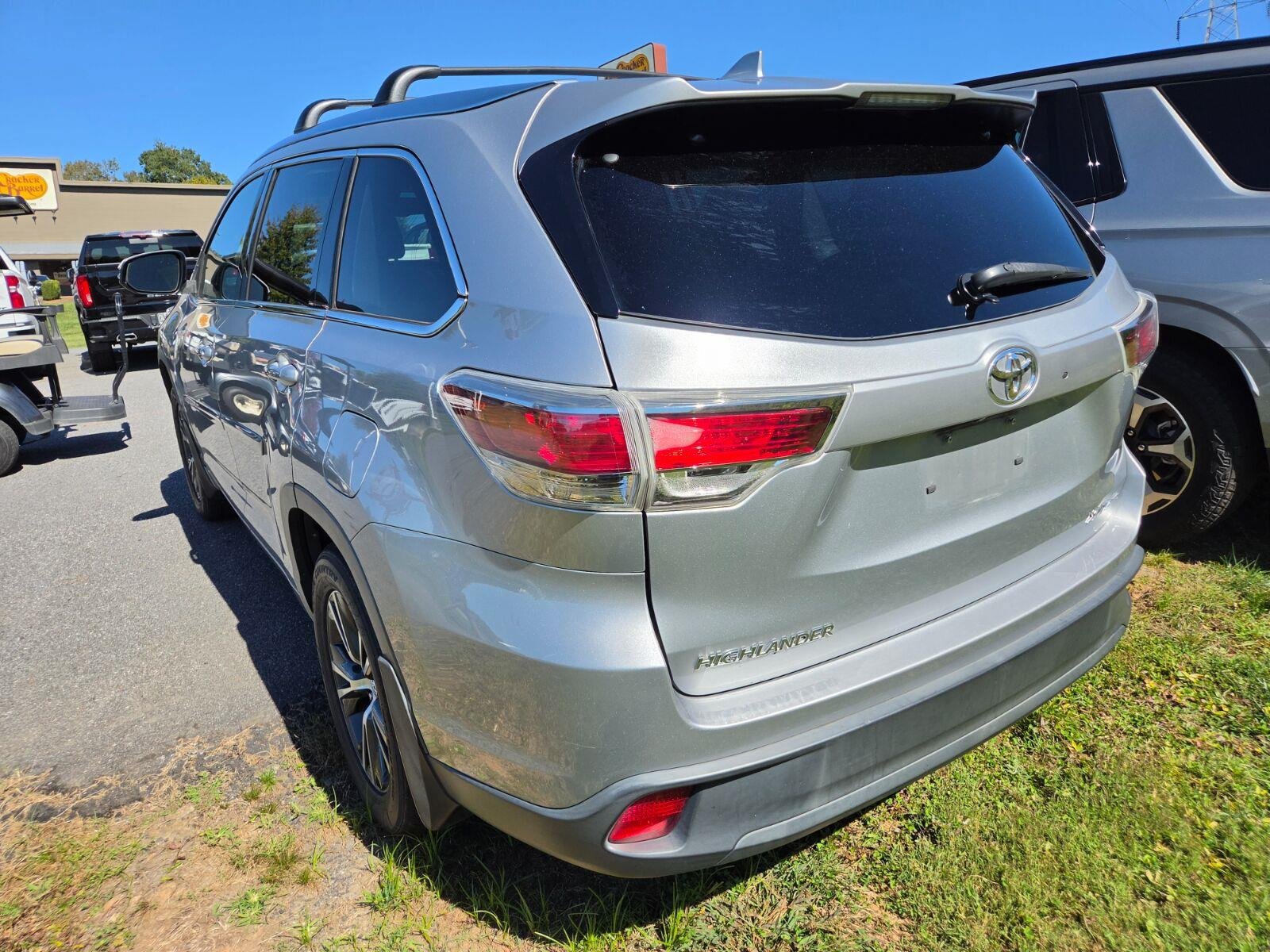 Used 2016 Toyota Highlander XLE AWD/4WD image 7
