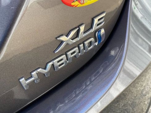 Used 2018 Toyota Camry XLE image 32