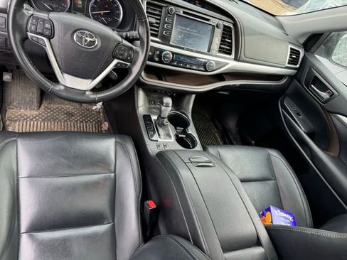 Certified 2019 Toyota Highlander XLE image 2