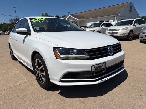 Used 2018 Volkswagen Jetta SE FWD image 2