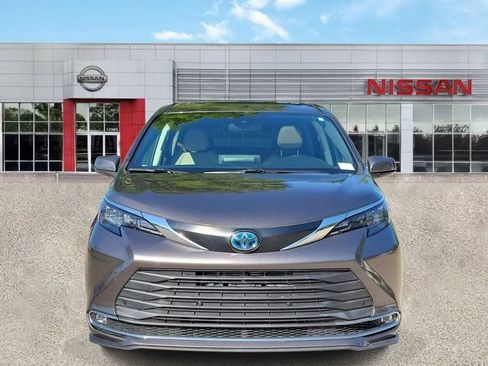 Used 2024 Toyota Sienna XLE FWD image 7