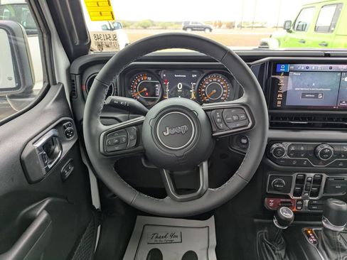 Used 2025 Jeep Gladiator Rubicon w/ Convenience Group image 18