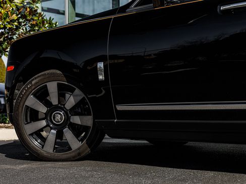 Used 2024 Rolls-Royce Cullinan Base w/ Cullinan Package image 11