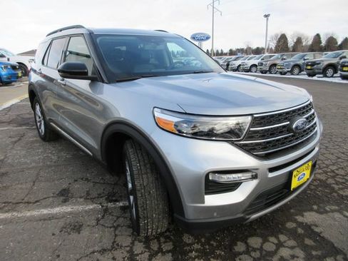 Used 2024 Ford Explorer XLT w/ Equipment Group 202A image 5