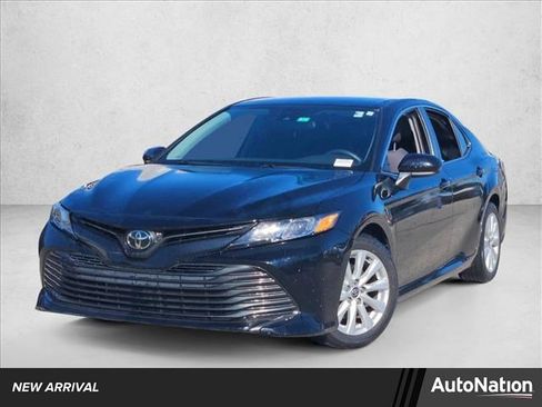 Used 2020 Toyota Camry LE image 1