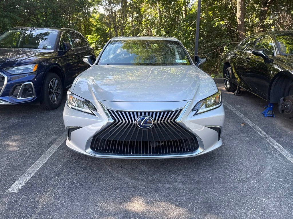 Used 2021 Lexus ES 300h w/ Accessory Package FWD image 2