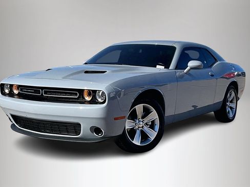 Used 2022 Dodge Challenger SXT image 3