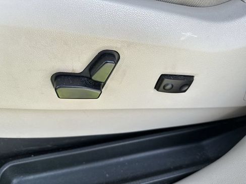 Used 2013 Chrysler Town & Country Touring FWD image 16