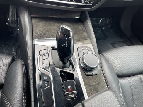 Used 2022 BMW 530e w/ Premium Package image 19