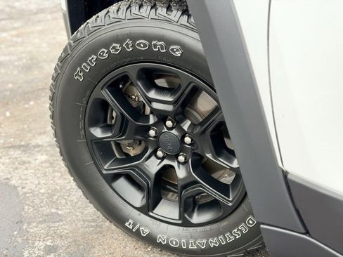 Used 2019 Jeep Cherokee Trailhawk w/ Cold Weather Group image 26