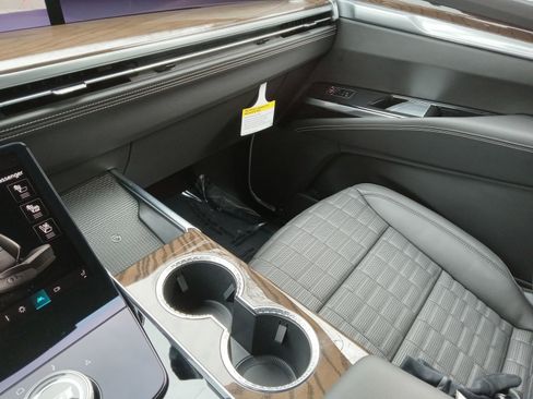 Used 2026 Cadillac Escalade Platinum Sport w/ LPO, ONYX Package image 19