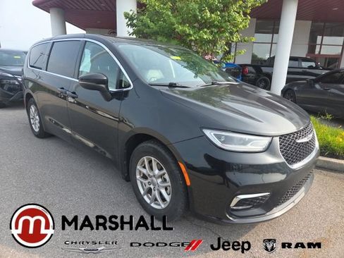 Used 2023 Chrysler Pacifica Touring-L FWD image 1