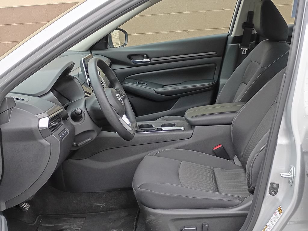 Used 2025 Nissan Altima 2.5 SV FWD image 16