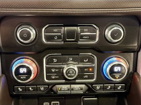 Used 2023 GMC Yukon SLT w/ SLT Premium Package image 16