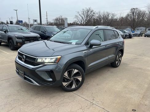 Used 2024 Volkswagen Taos SE image 3