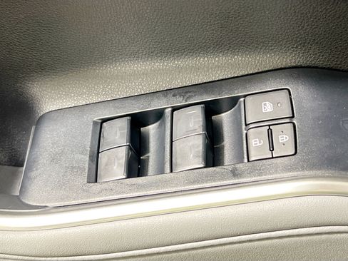 Used 2024 Toyota Highlander XLE FWD image 16