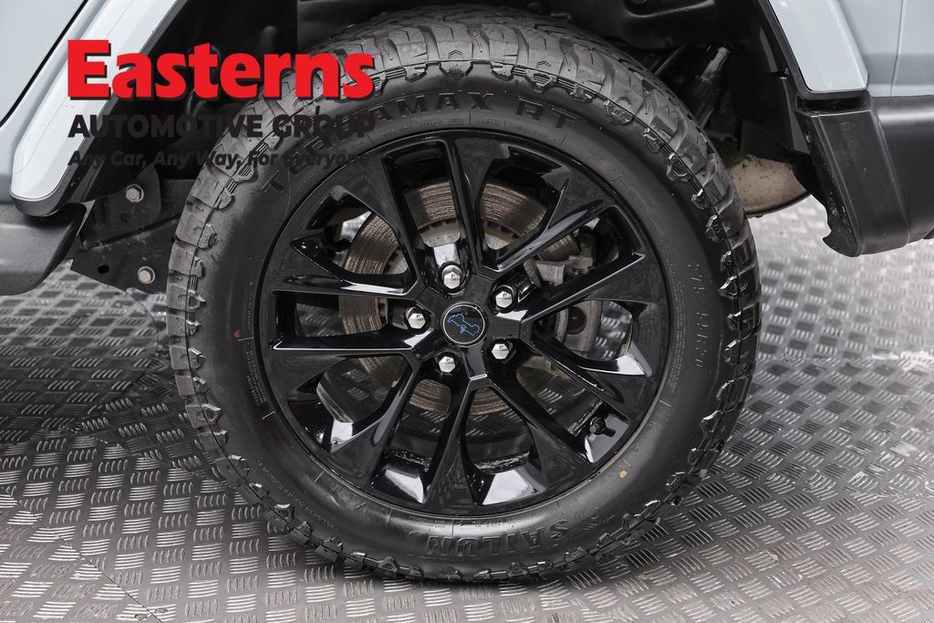 Used 2024 Jeep Wrangler Unlimited Sahara w/ Technology Group AWD/4WD image 8