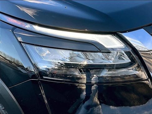 Certified 2025 Nissan Pathfinder SV image 32