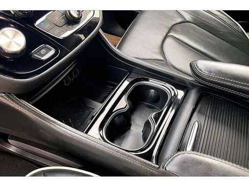 Certified 2025 Chrysler Pacifica Limited FWD image 28