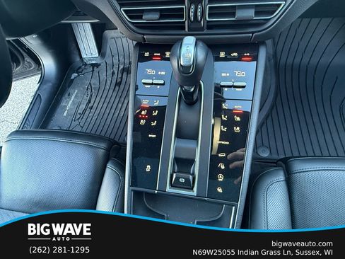Used 2022 Porsche Macan w/ Premium Package Plus image 19