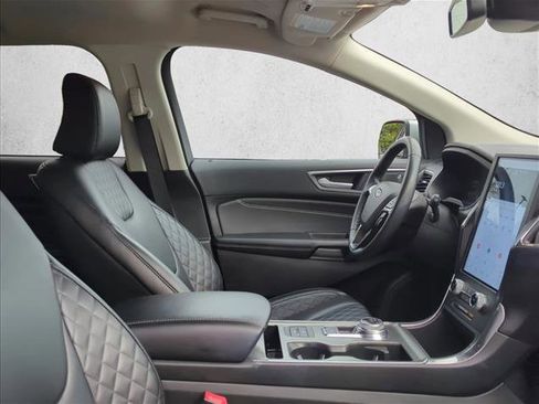 Used 2024 Ford Edge Titanium image 23