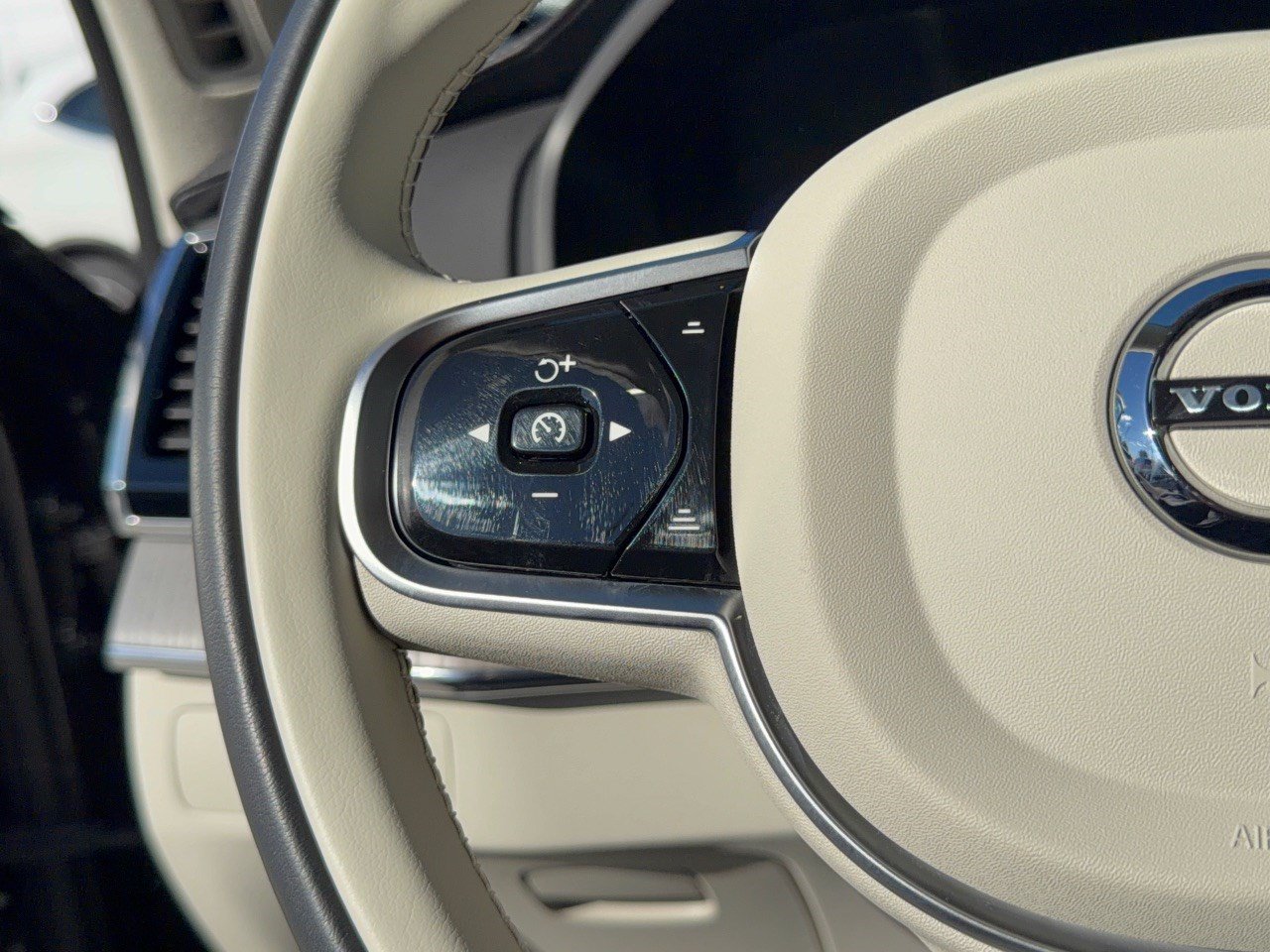 Certified 2025 Volvo XC90 T8 Ultra w/ Lounge Package AWD/4WD image 18