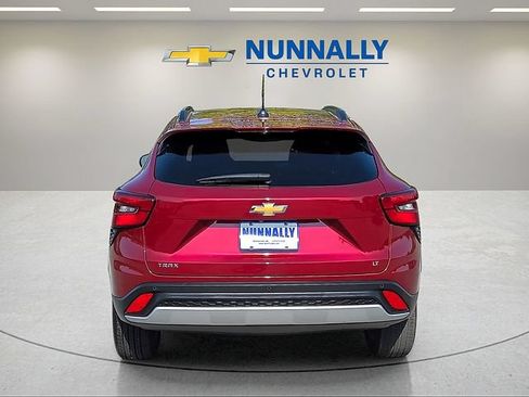 Used 2025 Chevrolet Trax LT w/ Driver Confidence Package FWD image 4