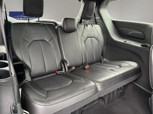 Used 2025 Chrysler Pacifica Select FWD image 34